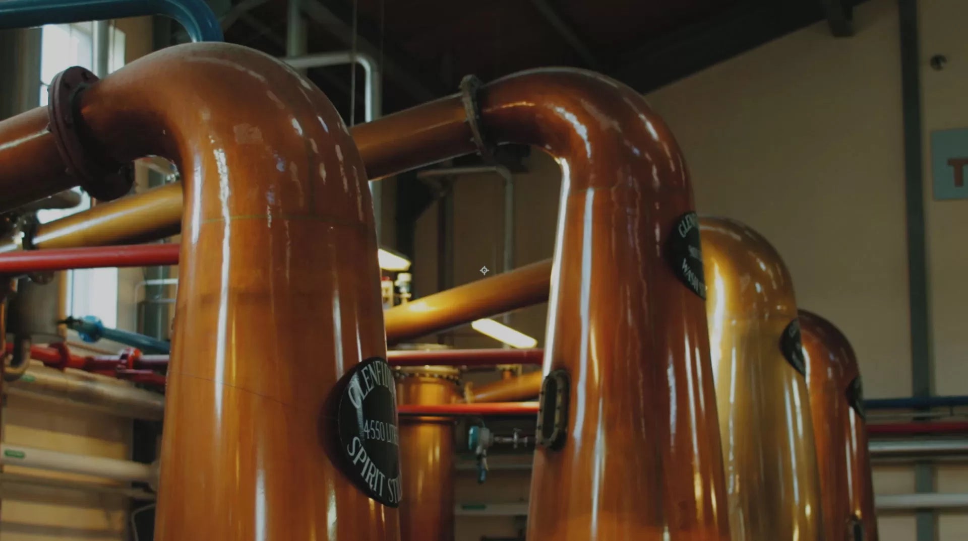 Entdecken Sie Glenfiddich Whisky: hochwertige Single Malts mit fruchtiger Süße und feinen Gewürznoten. Jetzt bei Whiskystack.de stöbern!