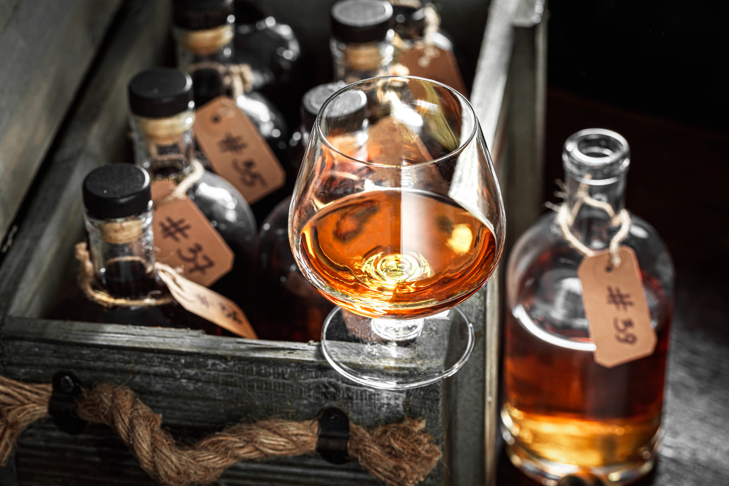 Entdecke feinen japanischen Whisky bei Whiskystack: Florale, fruchtige und rauchige Aromen, handwerkliche Perfektion und außergewöhnlicher Genuss erwartet dich.