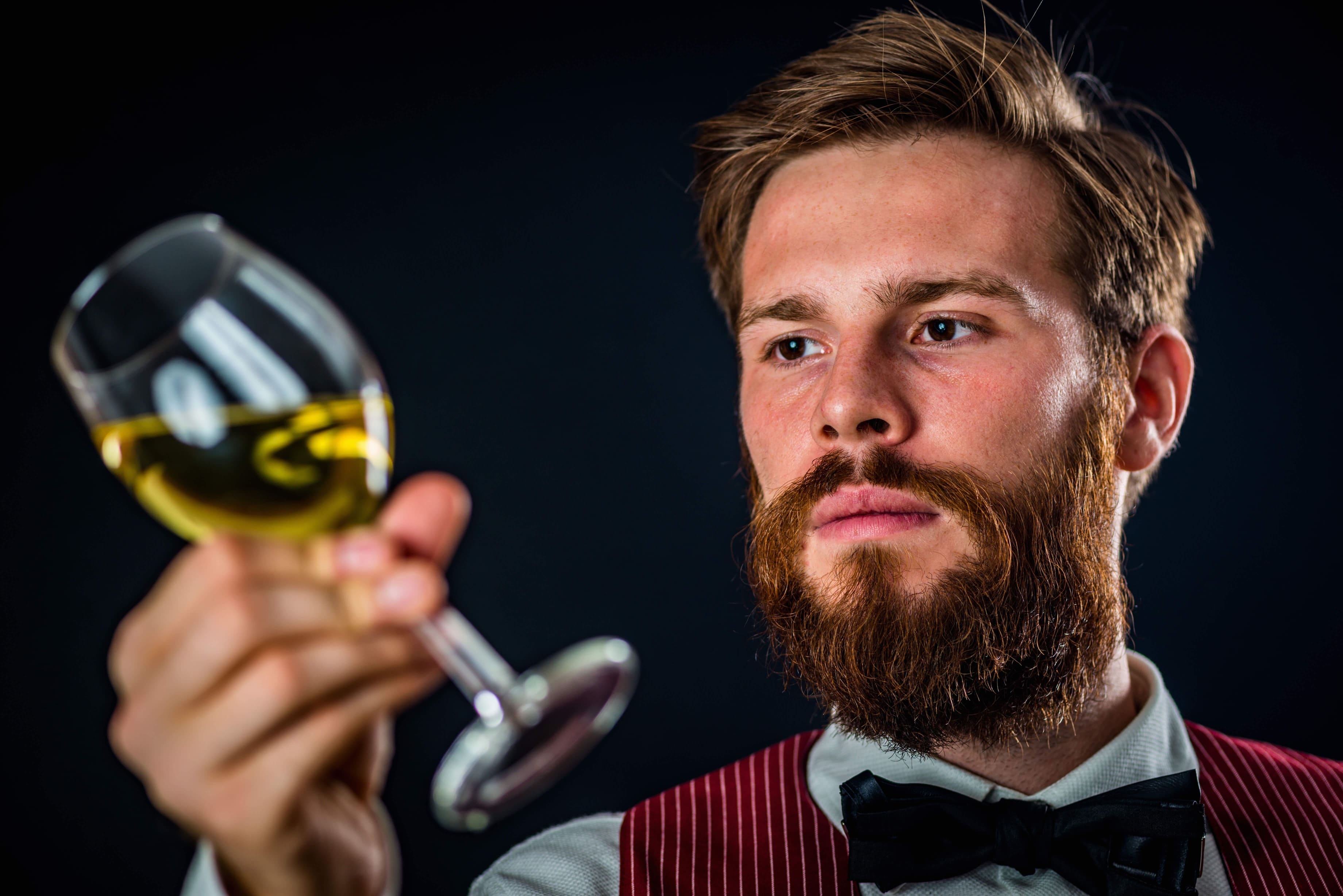 Genieße edle Rotweine, frische Weißweine und prickelnde Schaumweine. Entdecke jetzt unser vielfältiges Weinsortiment für jeden Anlass!